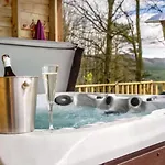Lakedistrict House Hottub Sauna & Swimspa Sleeps 12 度假居 *