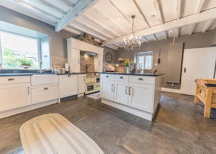 Lakedistrict House Hottub Sauna & Swimspa Sleeps 12 بيت للعطل