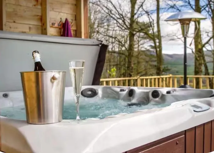 Lakedistrict House Hottub Sauna & Swimspa Sleeps 12 بيت للعطل *