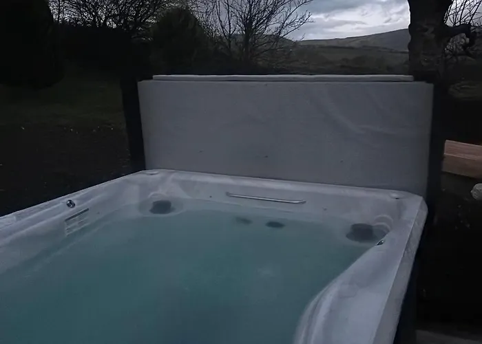 Lakedistrict House Hottub Sauna & Swimspa Sleeps 12 بيت للعطل