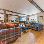 Lakedistrict House Hottub Sauna & Swimspa Sleeps 12 بيت للعطل كندال