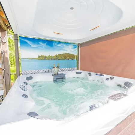Dom wakacyjny Lakedistrict House Hottub Sauna & Swimspa Sleeps 12 *