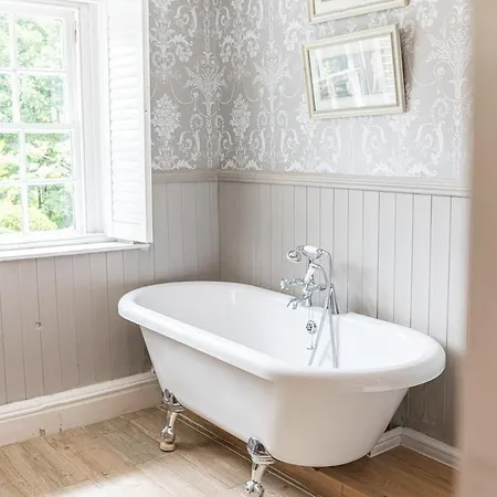 Dom wakacyjny Lakedistrict House Hottub Sauna & Swimspa Sleeps 12 *