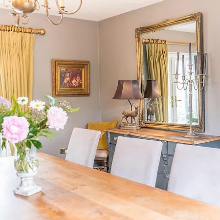 Dom wakacyjny Lakedistrict House Hottub Sauna & Swimspa Sleeps 12 *