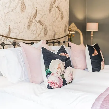 Dom wakacyjny Lakedistrict House Hottub Sauna & Swimspa Sleeps 12 *