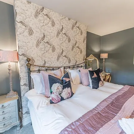 Dom wakacyjny Lakedistrict House Hottub Sauna & Swimspa Sleeps 12 Kendal