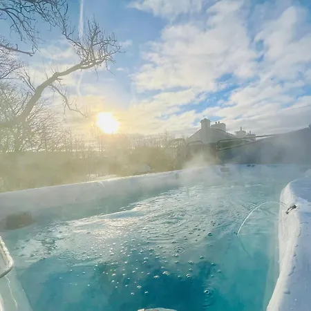 Lakedistrict House Hottub Sauna & Swimspa Sleeps 12 كندال